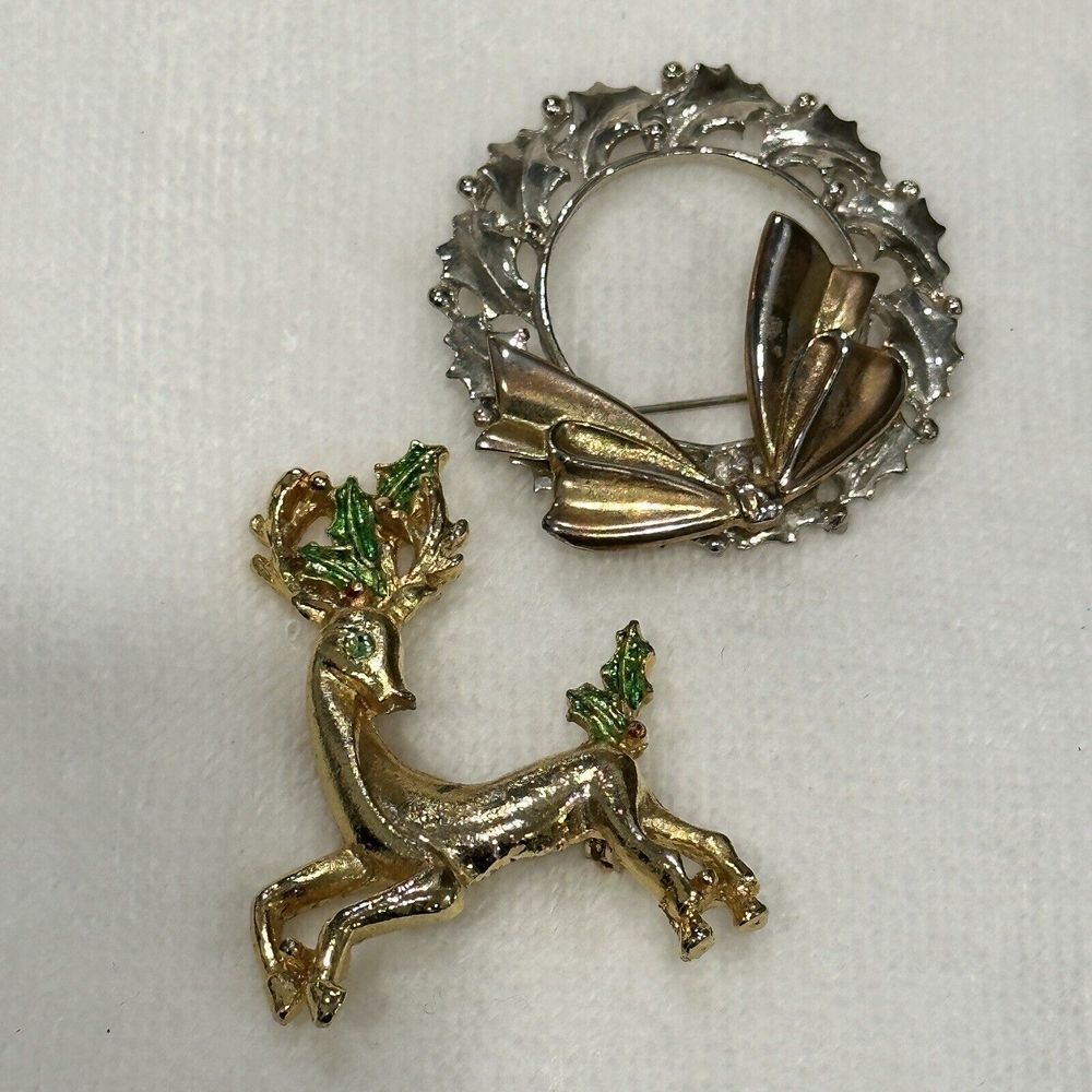 Brooches 1.5 Inch Christmas Reindeer Wreath Pair Gerrys Gold Plated Metal Enamel